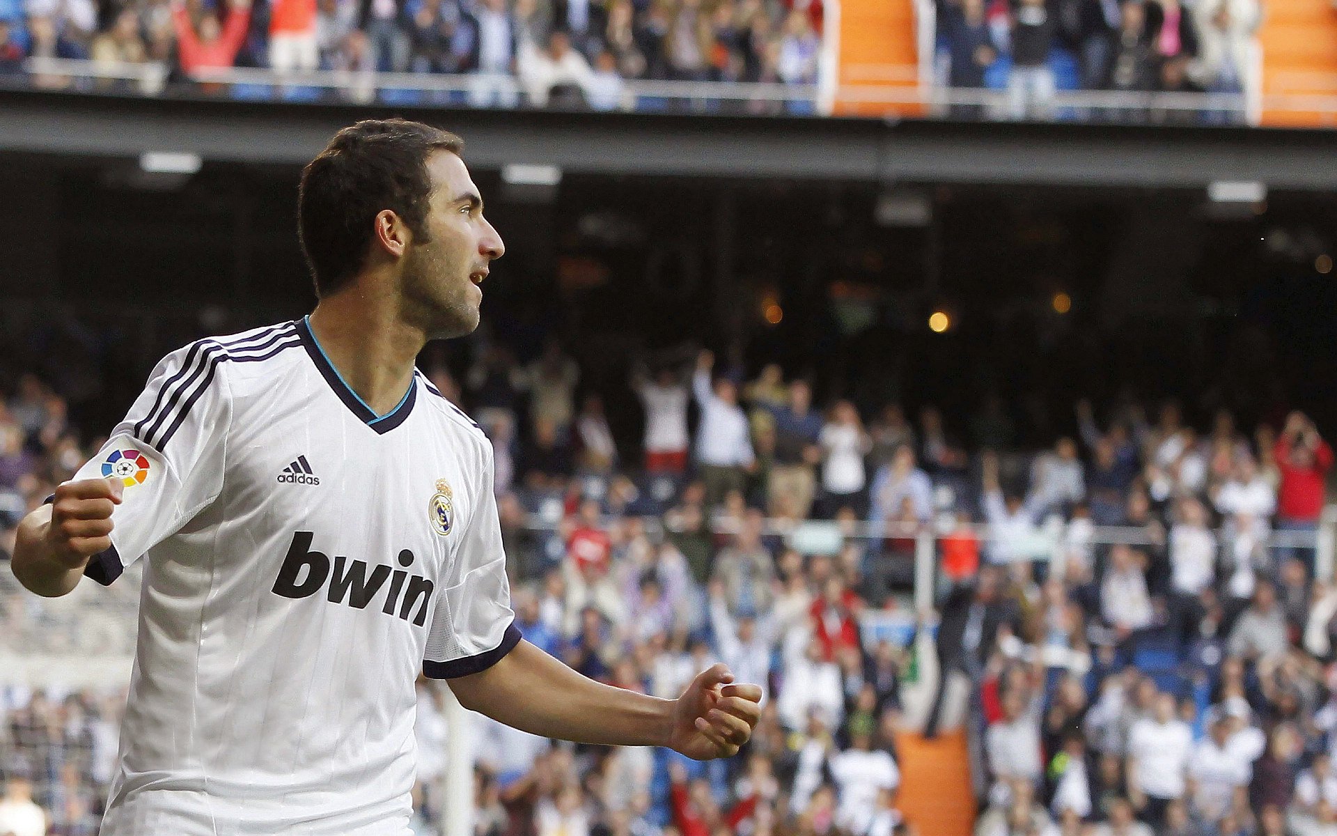 世界杯：韩国与沙特球迷在场外互相交换国旗徽章 成友好互动典范